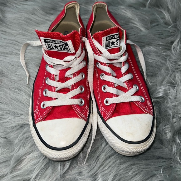 Women’s Chuck Taylor’s low tops size 6 - Picture 1 of 3